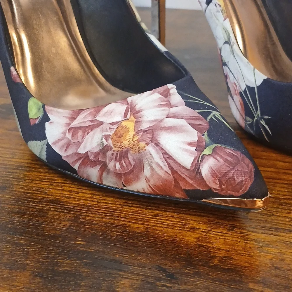 Ted Baker Black and Red Floral Heels Size 38.5 Or Womens Size 8 - Picture 4 of 8